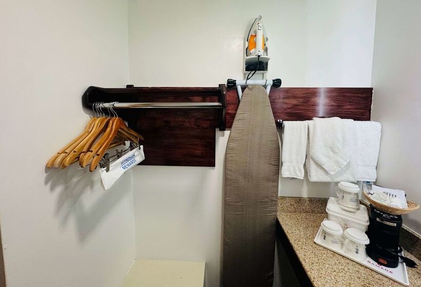 Отель Ramada By Wyndham San Diego Airport