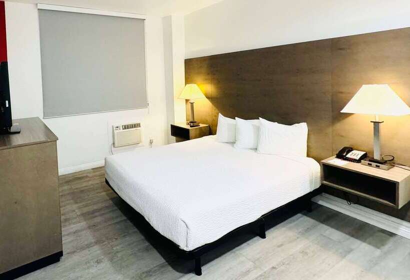 Отель Ramada By Wyndham San Diego Airport