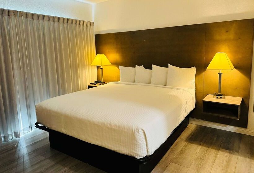 Отель Ramada By Wyndham San Diego Airport