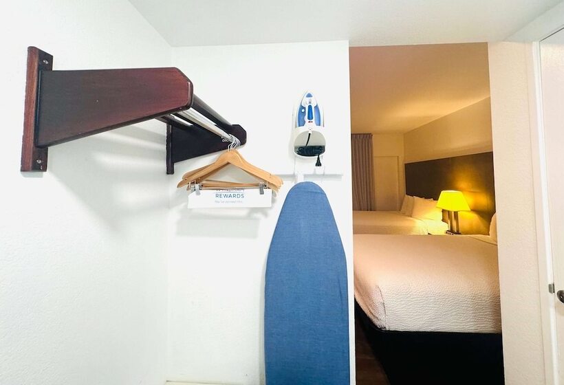 Отель Ramada By Wyndham San Diego Airport