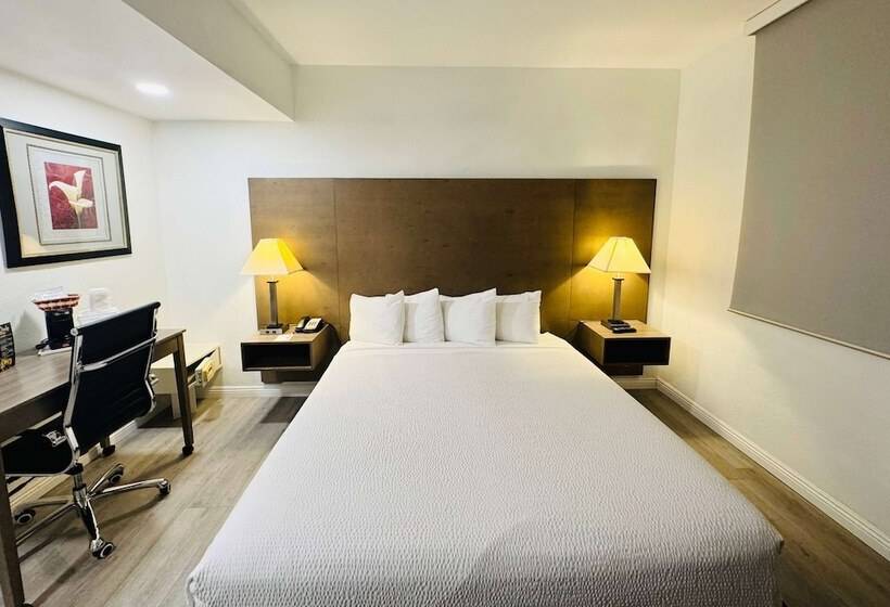 Отель Ramada By Wyndham San Diego Airport