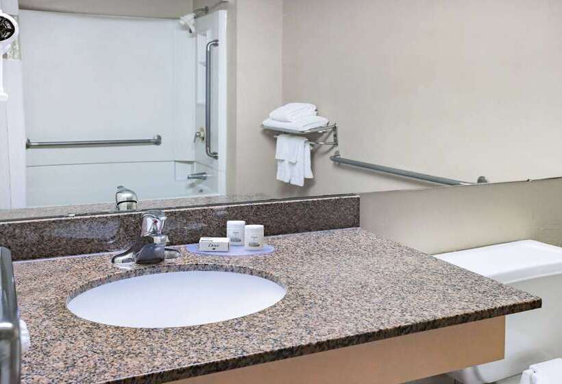 هتل Ramada By Wyndham West Atlantic City