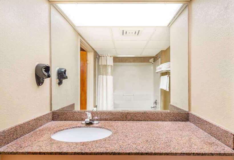 فندق Ramada By Wyndham West Atlantic City