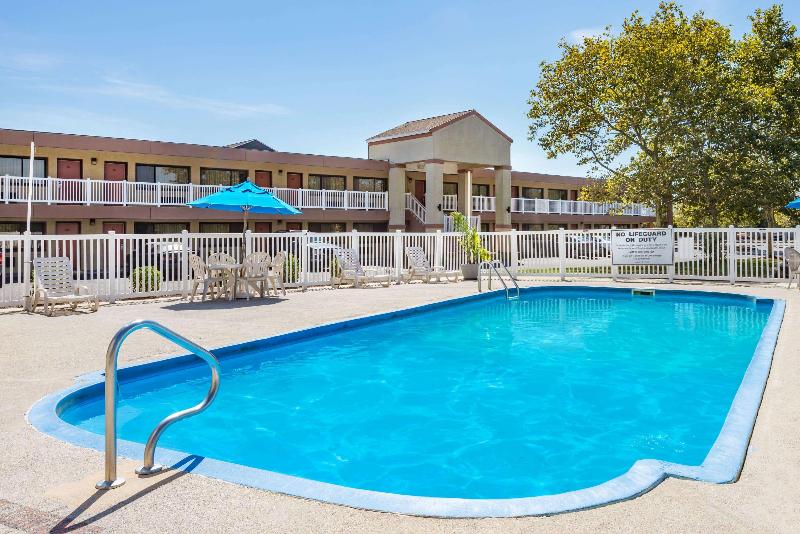 هتل Ramada By Wyndham West Atlantic City