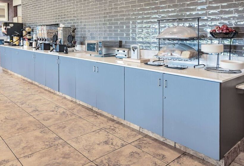 هتل Ramada By Wyndham West Atlantic City