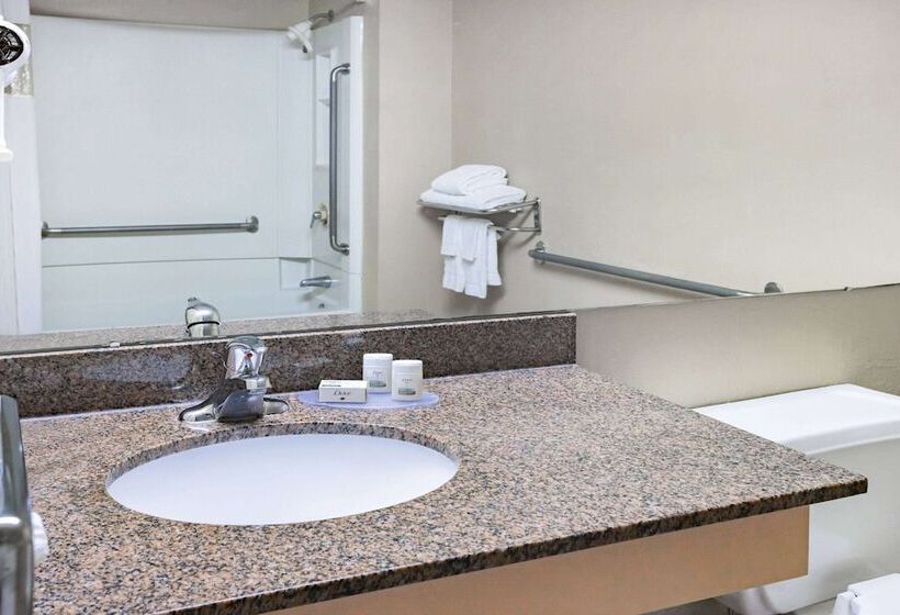 هتل Ramada By Wyndham West Atlantic City