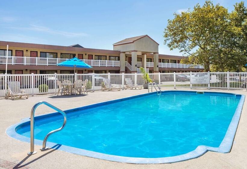 هتل Ramada By Wyndham West Atlantic City