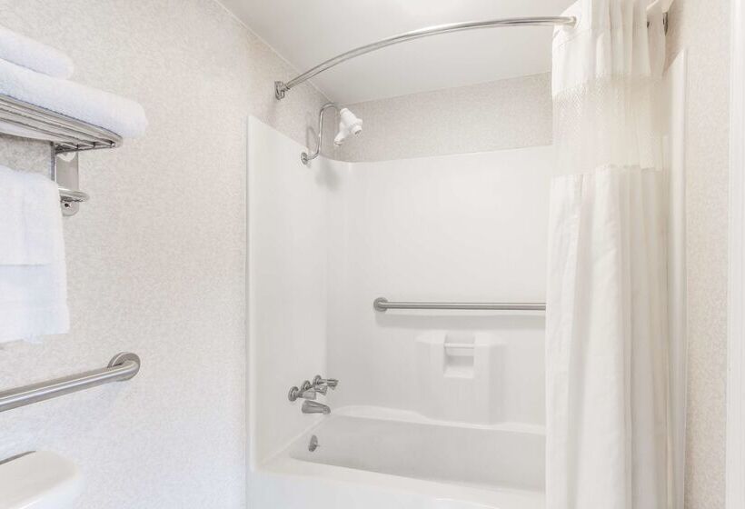 هتل Ramada Limited Norfolk