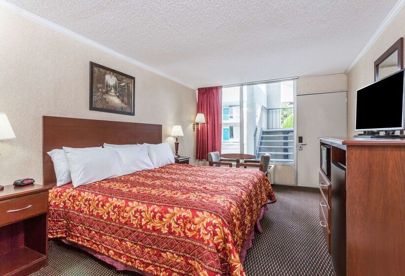 Отель Ramada Limited Norfolk