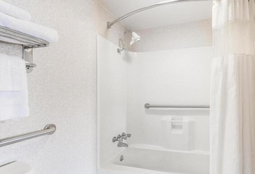 Отель Ramada Limited Norfolk