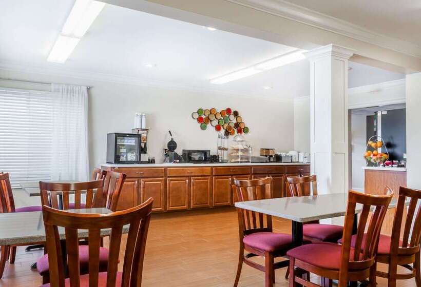 فندق Ramada By Wyndham Tell City