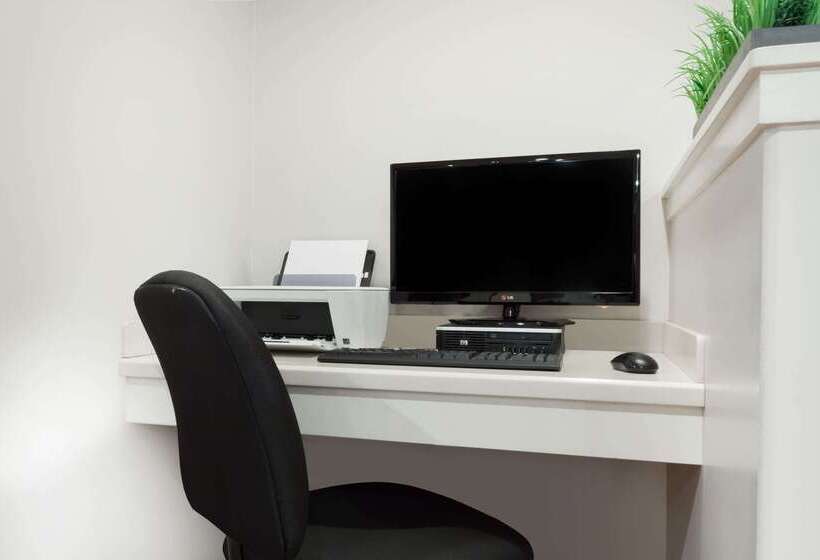 فندق Ramada By Wyndham Tell City