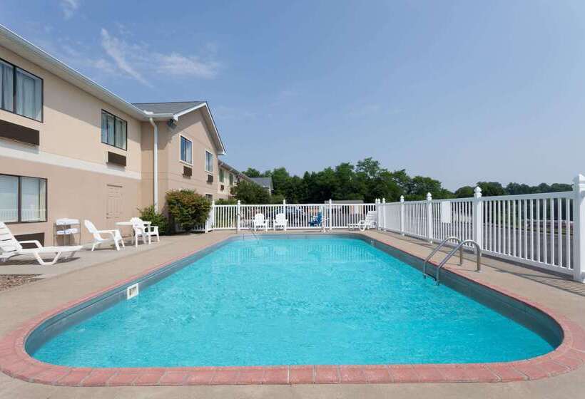 فندق Ramada By Wyndham Tell City