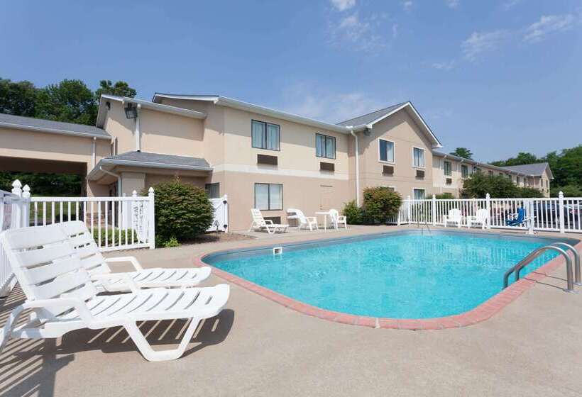 فندق Ramada By Wyndham Tell City