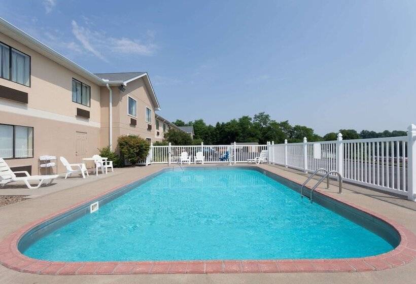 فندق Ramada By Wyndham Tell City