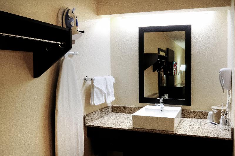Отель American Inn & Suites Bishop Airport Flint