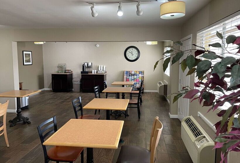 Отель Super 8 By Wyndham Junction City