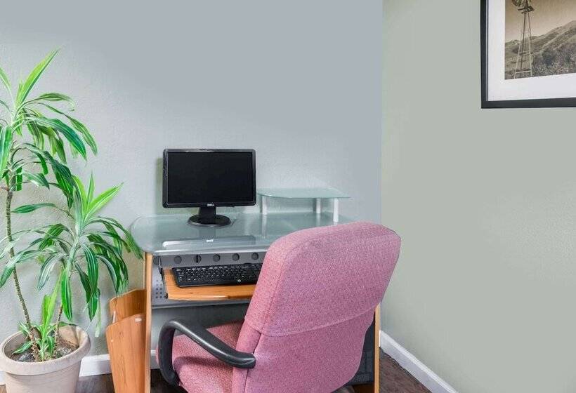 Отель Super 8 By Wyndham Junction City