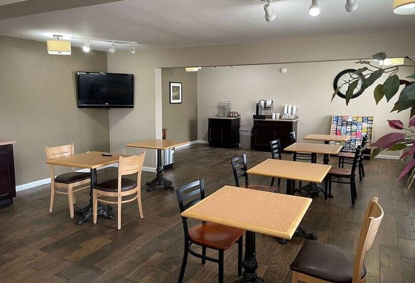 Отель Super 8 By Wyndham Junction City