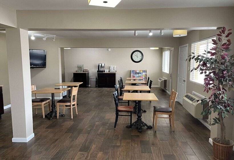 Отель Super 8 By Wyndham Junction City