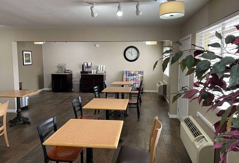 Отель Super 8 By Wyndham Junction City