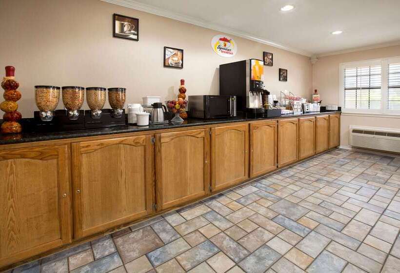 בית מלון כפרי Super 8 By Wyndham Mcallen Downtown Airport La Plaza Mall