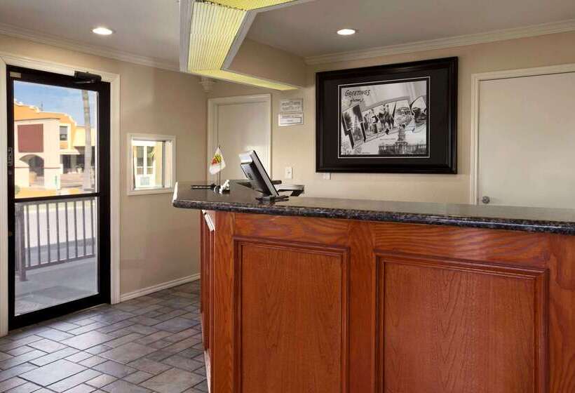 בית מלון כפרי Super 8 By Wyndham Mcallen Downtown Airport La Plaza Mall