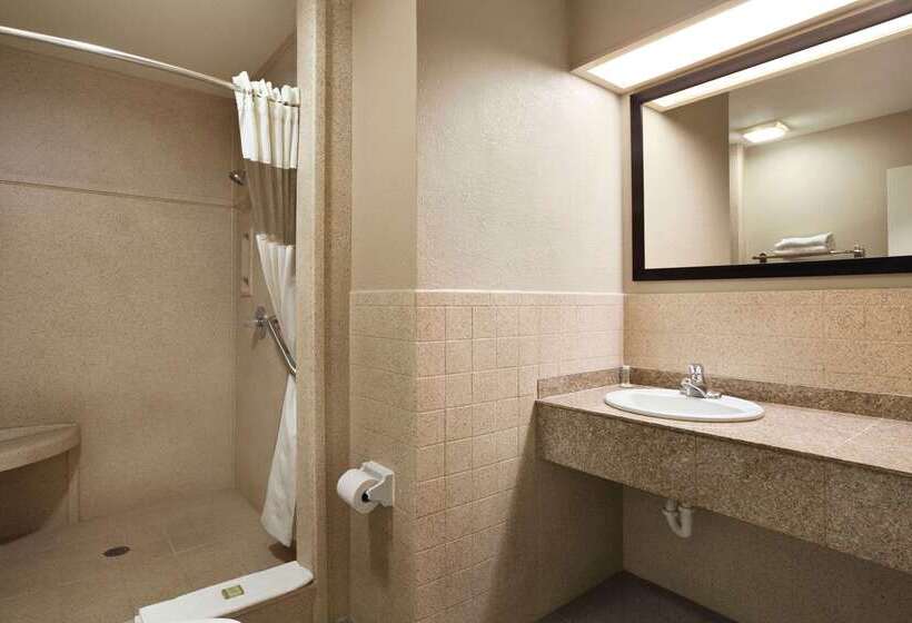 فندق Super 8 By Wyndham Mcallen Downtown Airport La Plaza Mall