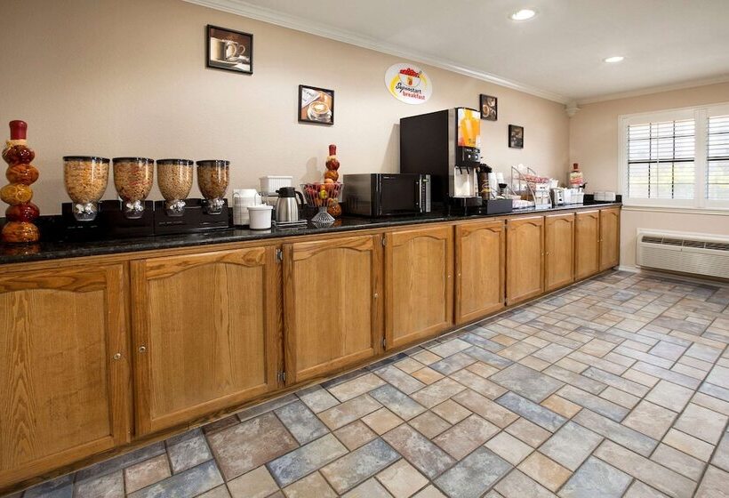 בית מלון כפרי Super 8 By Wyndham Mcallen Downtown Airport La Plaza Mall