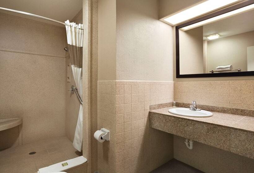בית מלון כפרי Super 8 By Wyndham Mcallen Downtown Airport La Plaza Mall