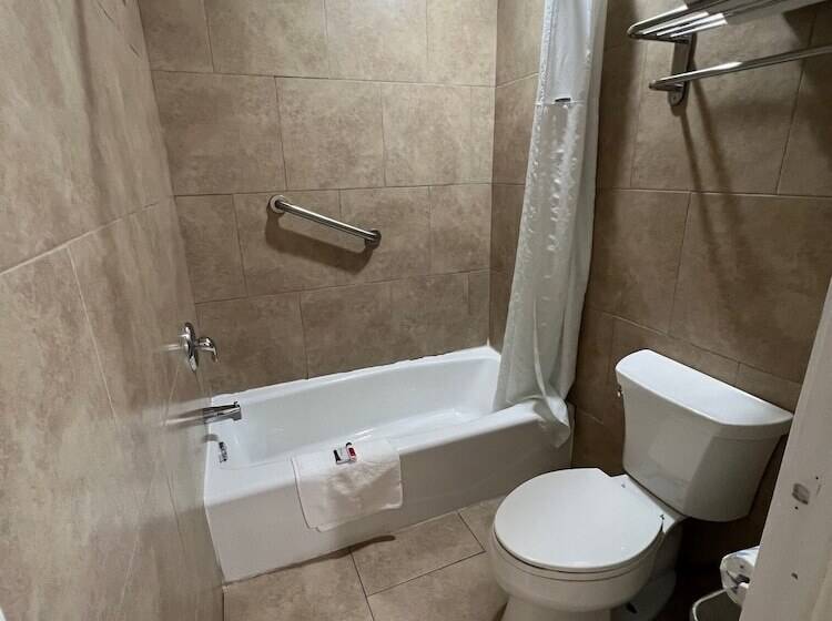 בית מלון כפרי Super 8 By Wyndham Mcallen Downtown Airport La Plaza Mall