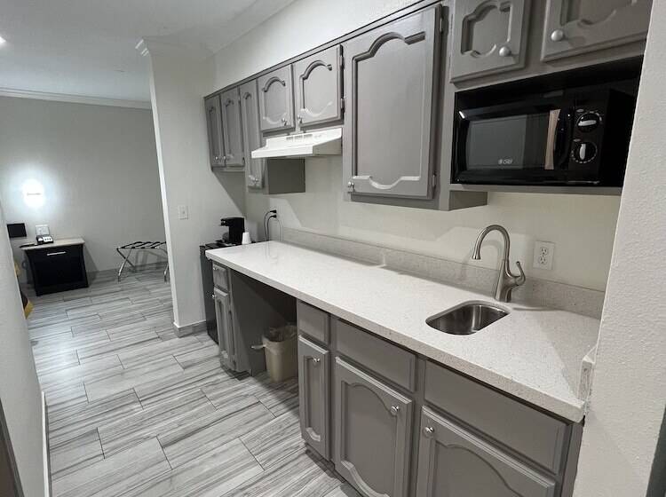 בית מלון כפרי Super 8 By Wyndham Mcallen Downtown Airport La Plaza Mall