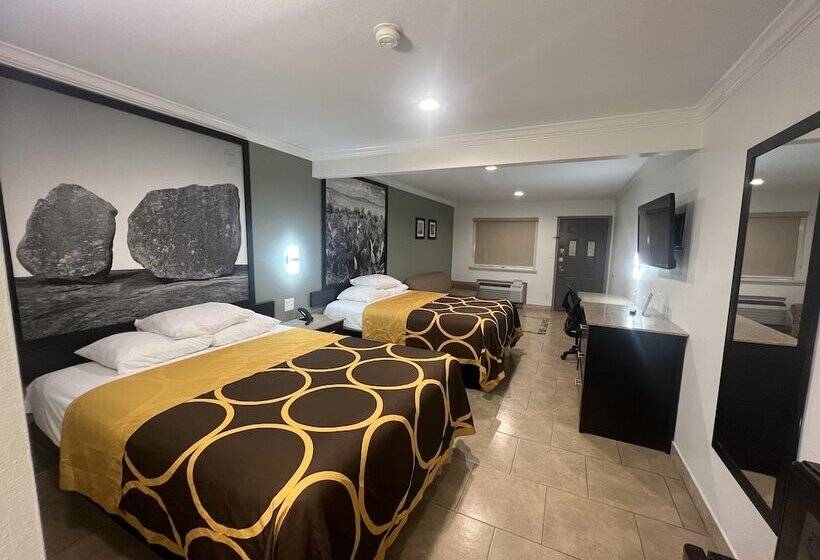 בית מלון כפרי Super 8 By Wyndham Mcallen Downtown Airport La Plaza Mall