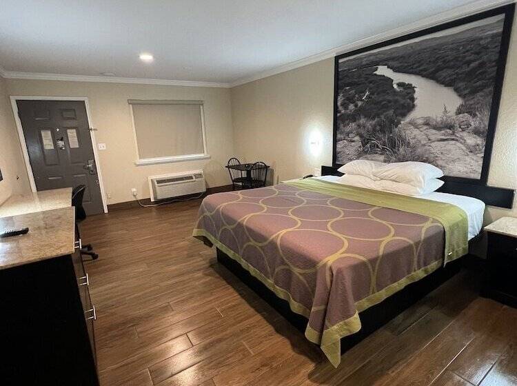 בית מלון כפרי Super 8 By Wyndham Mcallen Downtown Airport La Plaza Mall