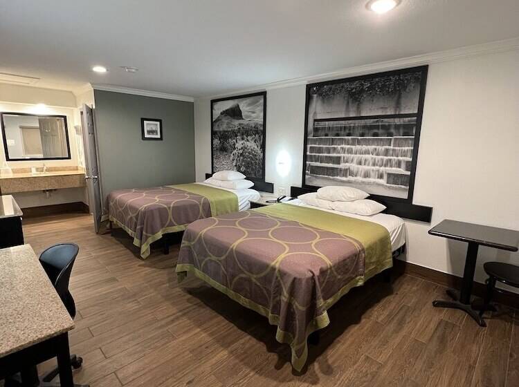 בית מלון כפרי Super 8 By Wyndham Mcallen Downtown Airport La Plaza Mall