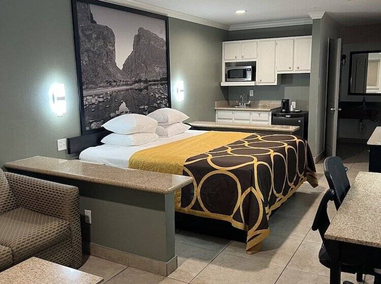 בית מלון כפרי Super 8 By Wyndham Mcallen Downtown Airport La Plaza Mall