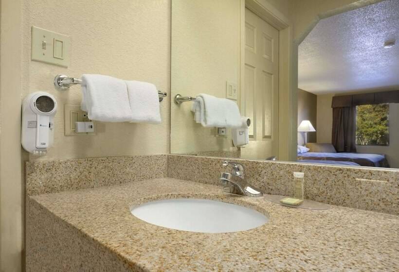 فندق Super 8 By Wyndham Monroe