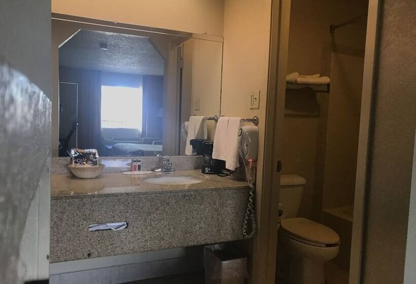 فندق Super 8 By Wyndham Monroe