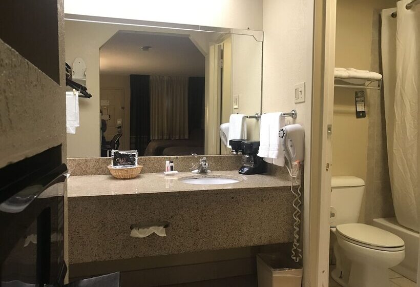 فندق Super 8 By Wyndham Monroe