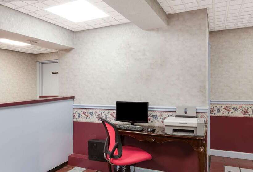 فندق Travelodge By Wyndham Clarksville