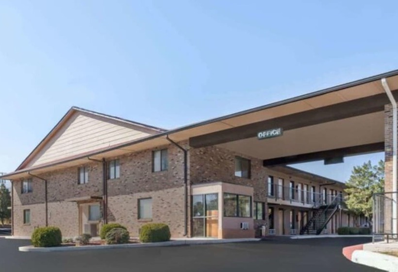 فندق Travelodge By Wyndham Clarksville