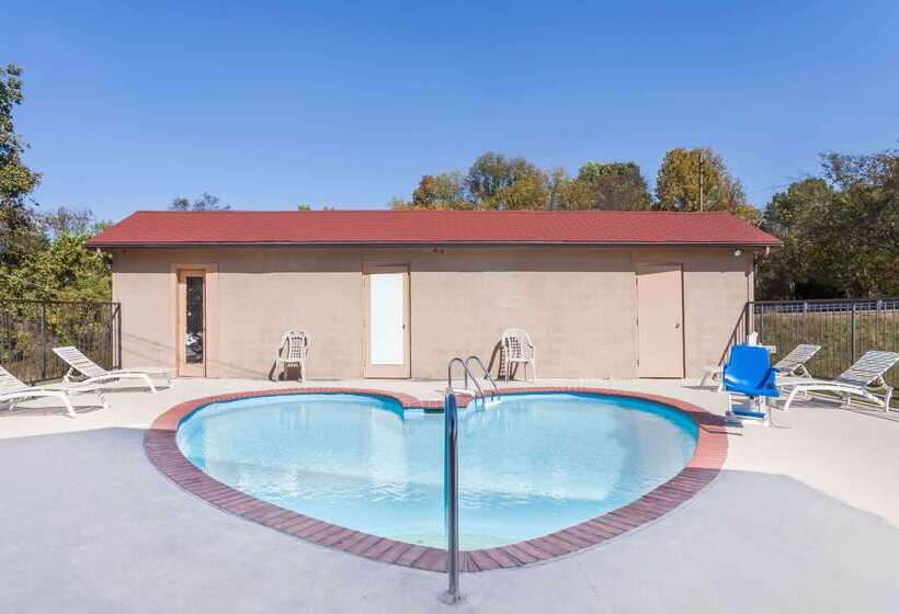 فندق Travelodge By Wyndham Clarksville