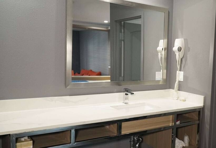 فندق Travelodge By Wyndham Whittier