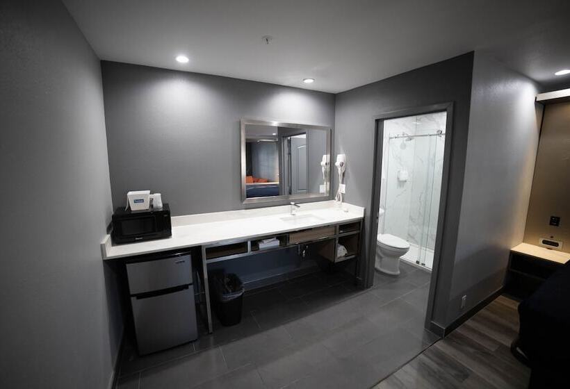 فندق Travelodge By Wyndham Whittier