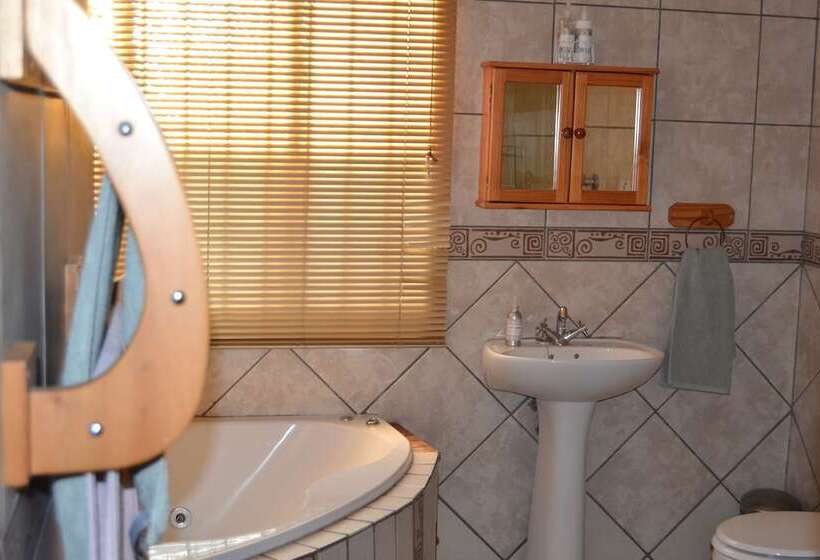 Africa Emerald At 47 Petronella