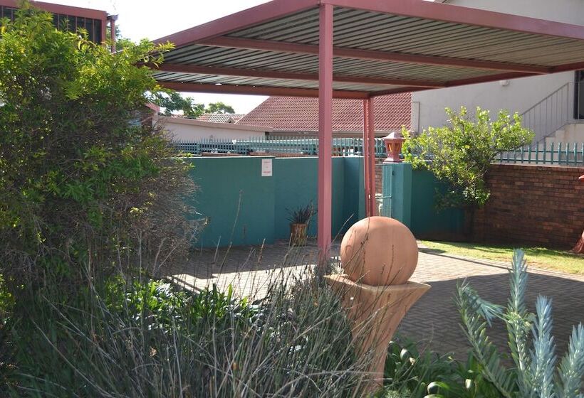 Africa Emerald At 47 Petronella