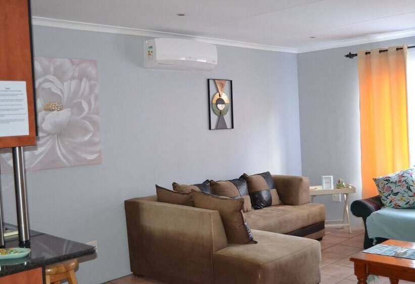 Africa Emerald At 47 Petronella