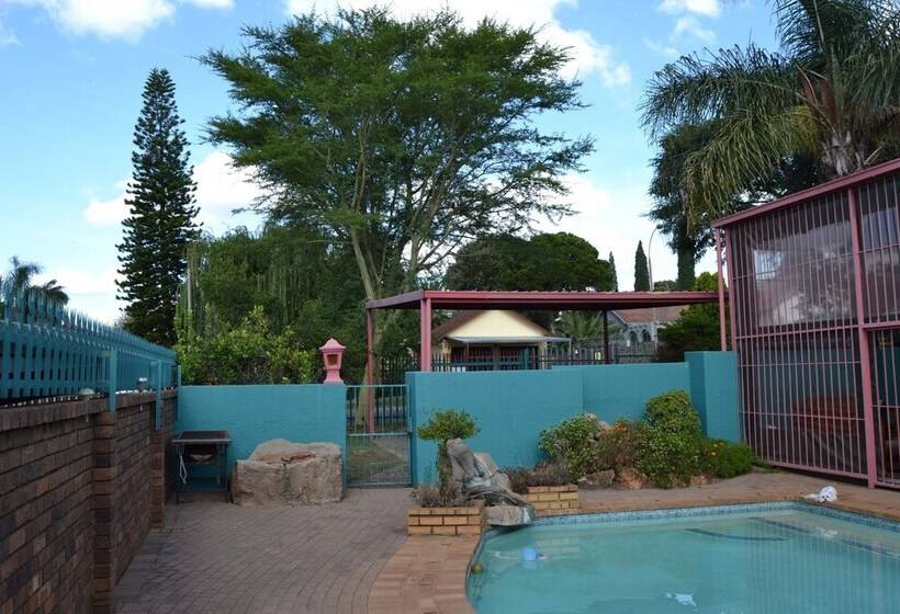 Africa Emerald At 47 Petronella