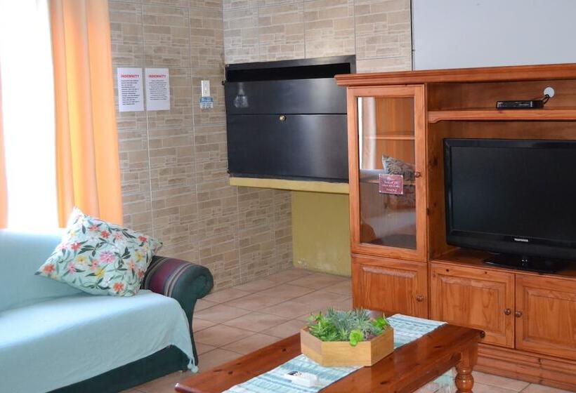 Africa Emerald At 47 Petronella