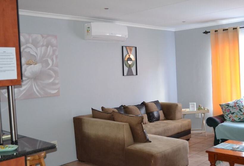 Africa Emerald At 47 Petronella